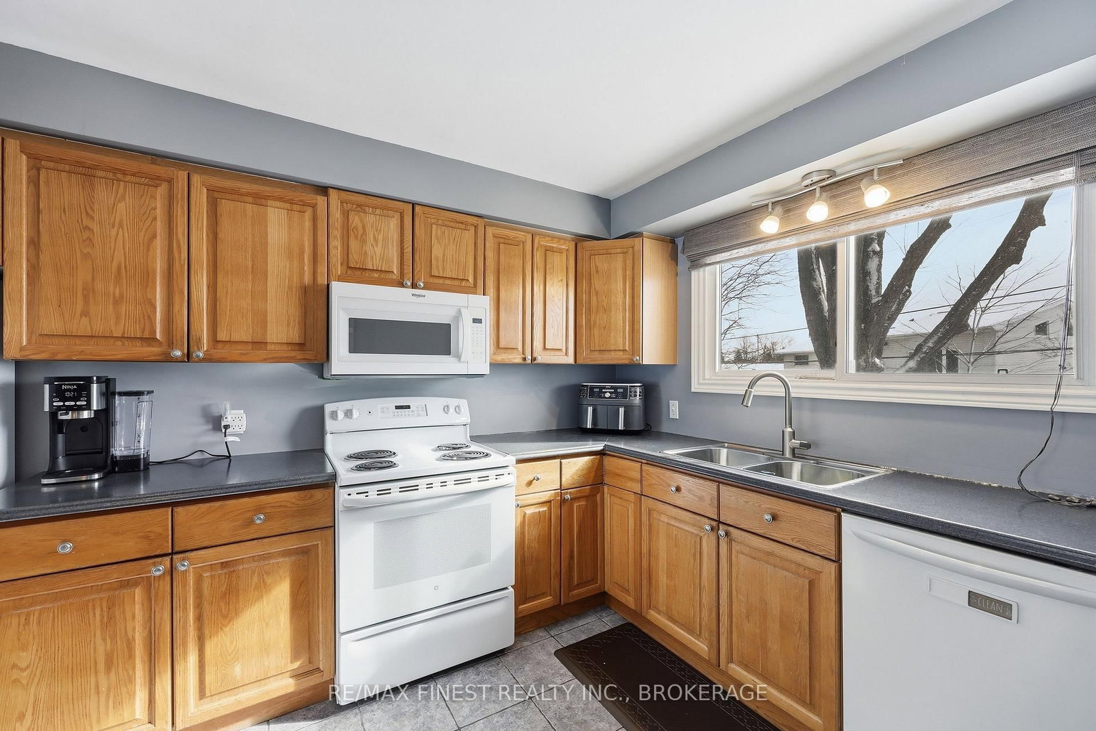 140 Falkirk Terrace • Kingston, ON photo 5