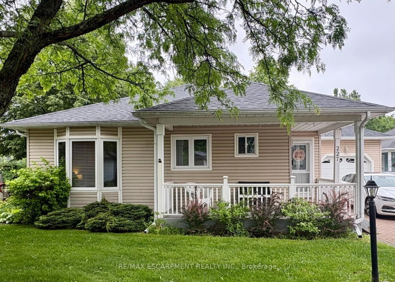 227 Silverbirch Boulevard