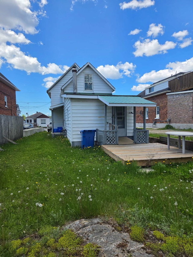 732 McIntyre Street E
