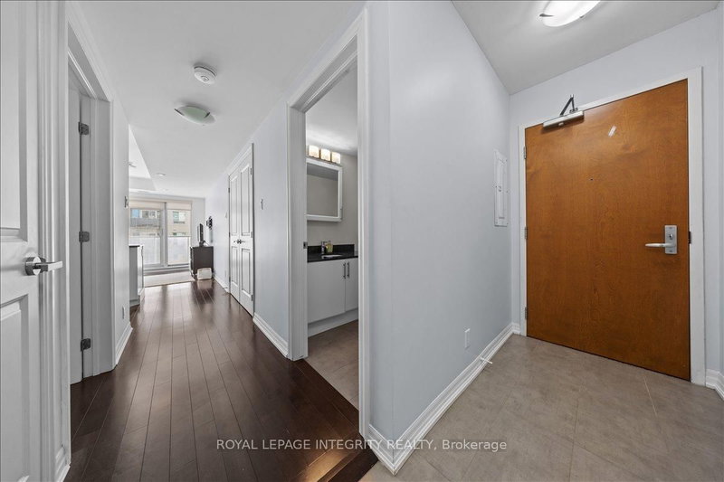 909 - 242 Rideau Street