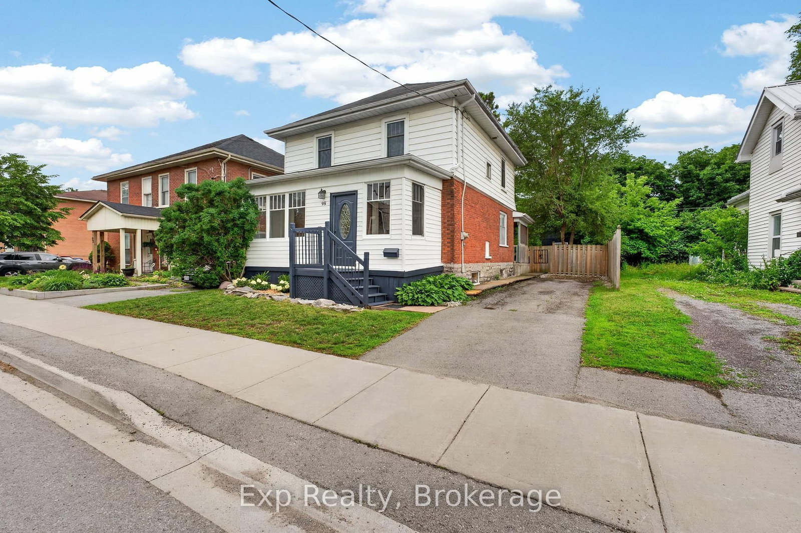 Detached House for sale at 98 Cedar Street, Belleville, Ontario, K8P 3M4 - Belleville Ward - MLS: X13481034