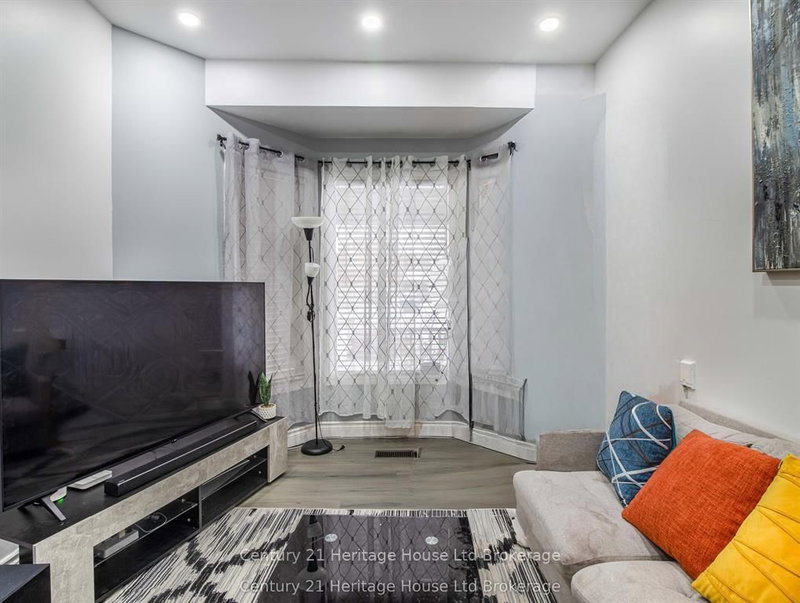 8 Mohican Drive