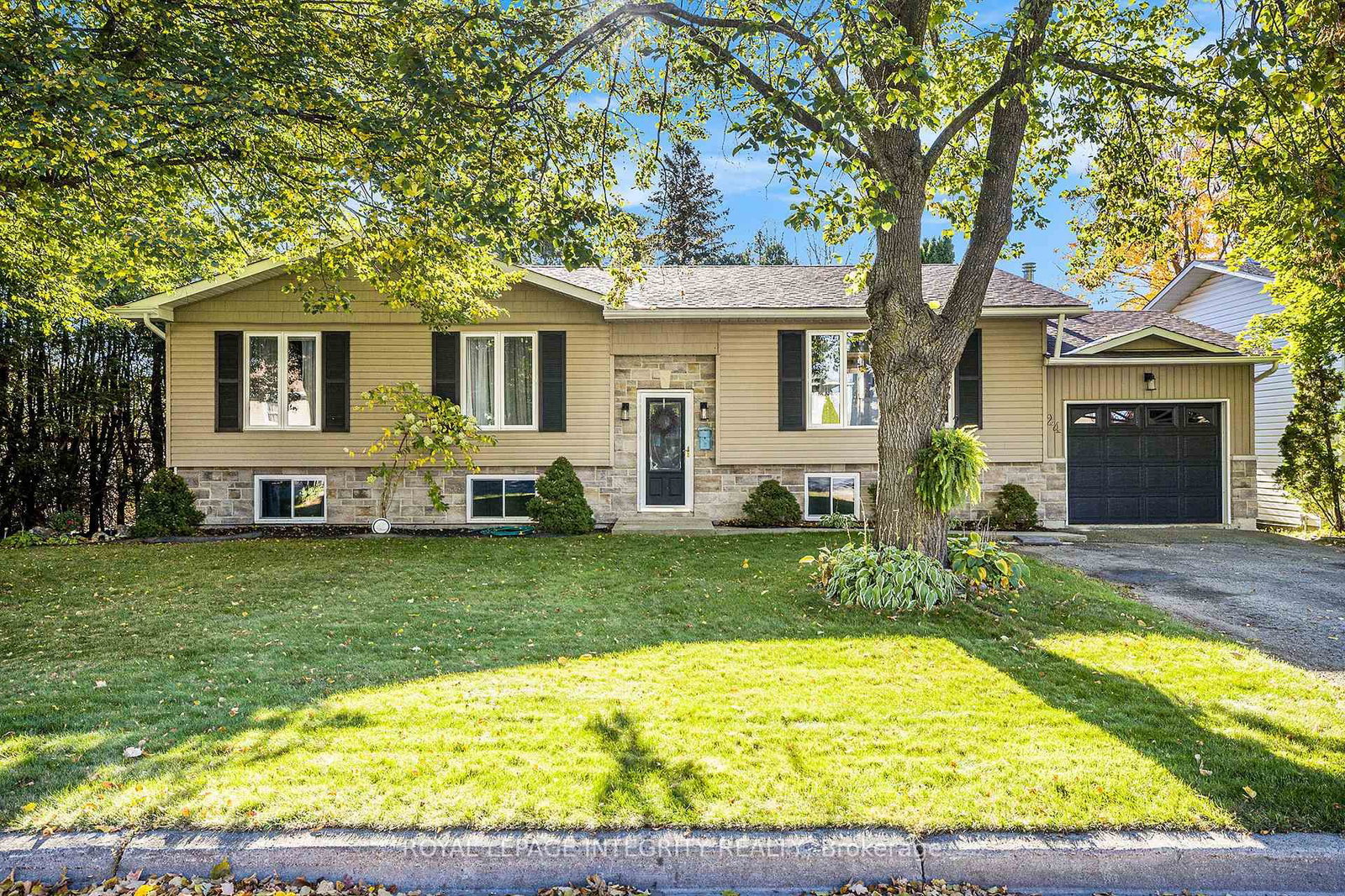 24 Mather Street • Perth, ON photo 2