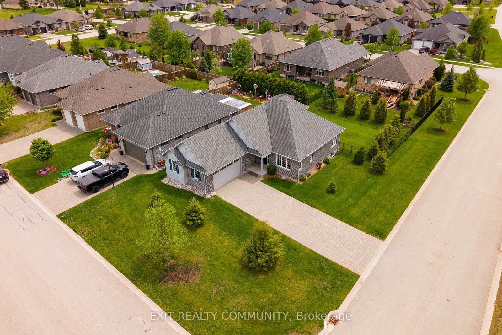598 Bennett Crescent • Strathroy-Caradoc, ON photo 1