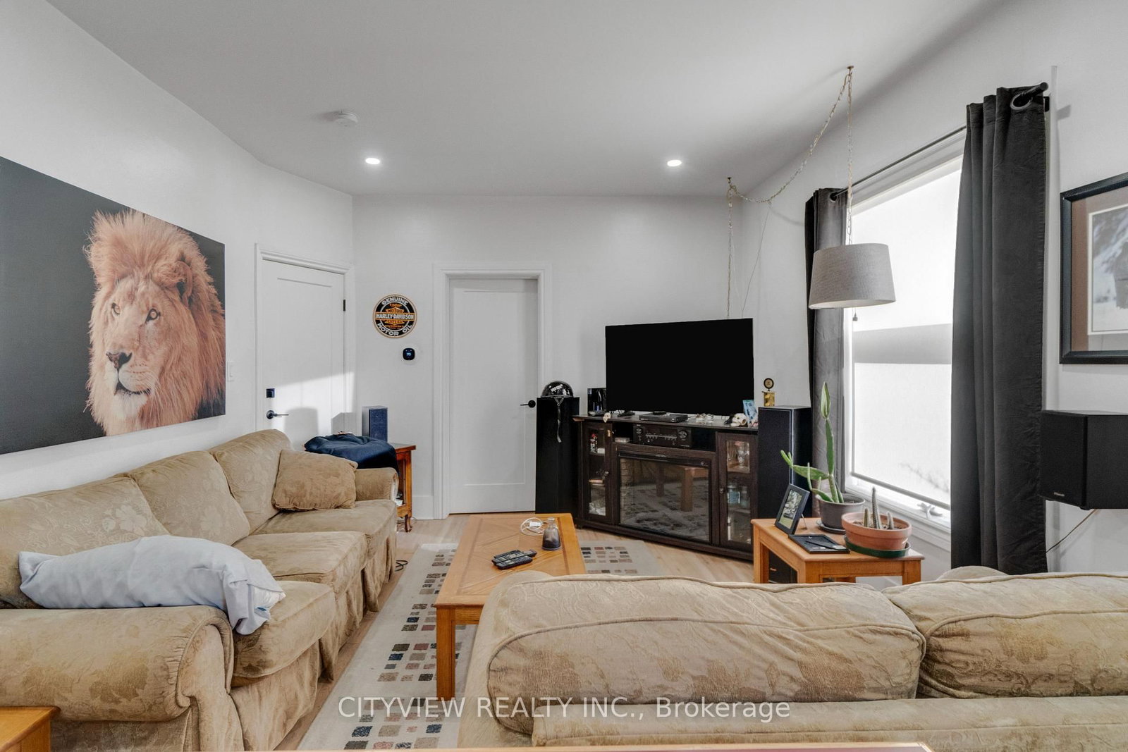 382 Beach Road • Hamilton, ON photo 9