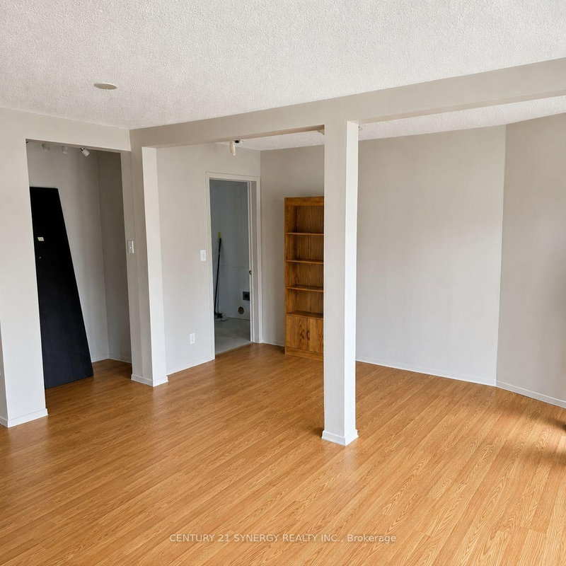 47 Main Street E