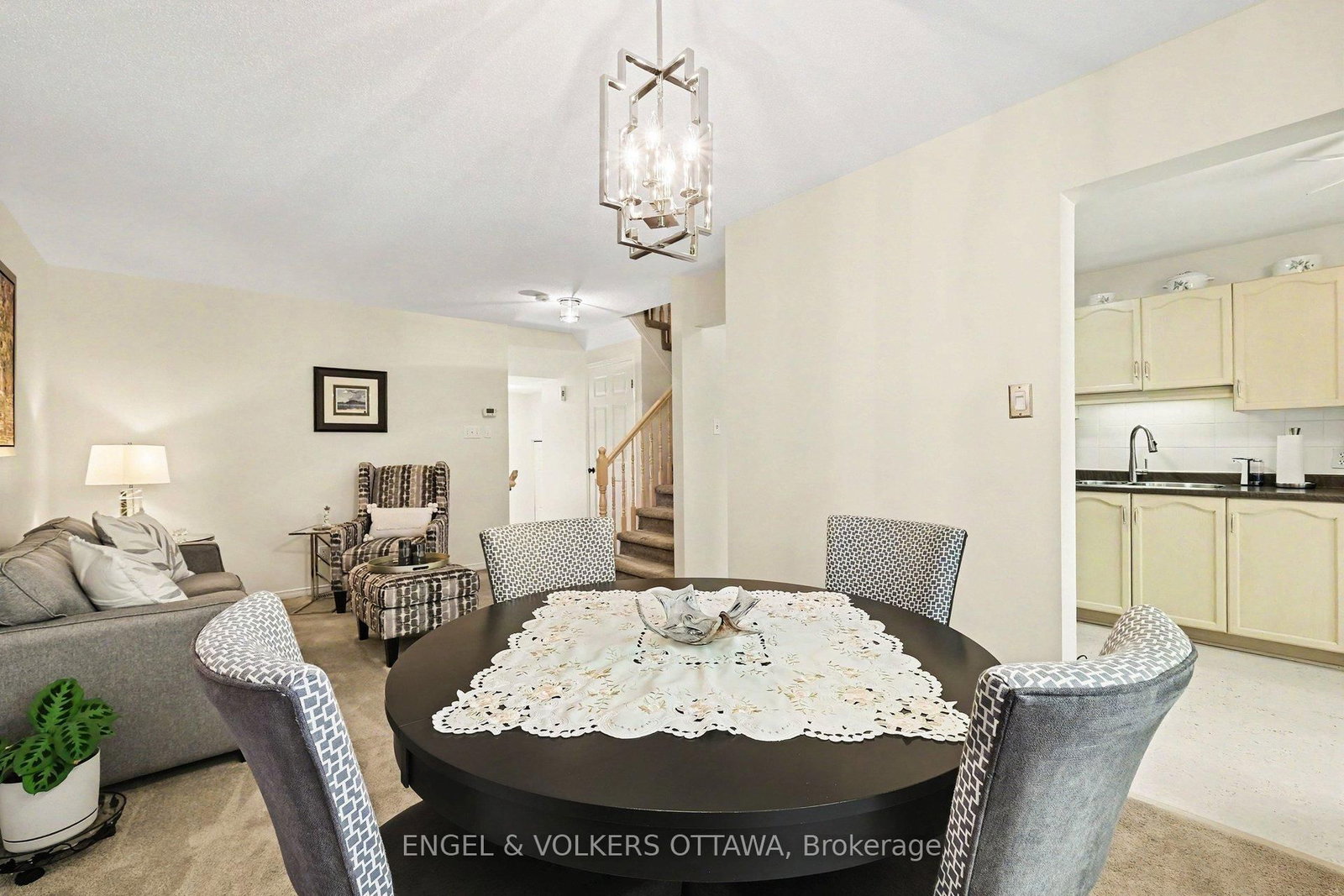19 Riverbank Court • Stittsville, ON photo 13