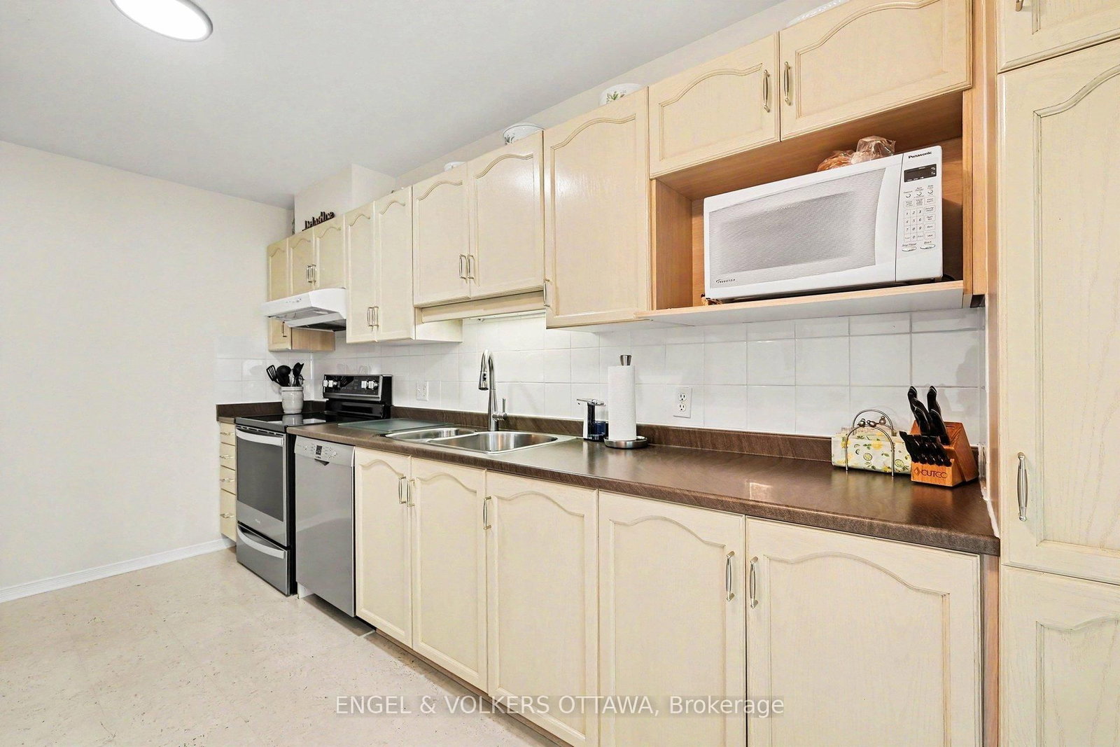 19 Riverbank Court • Stittsville, ON photo 17