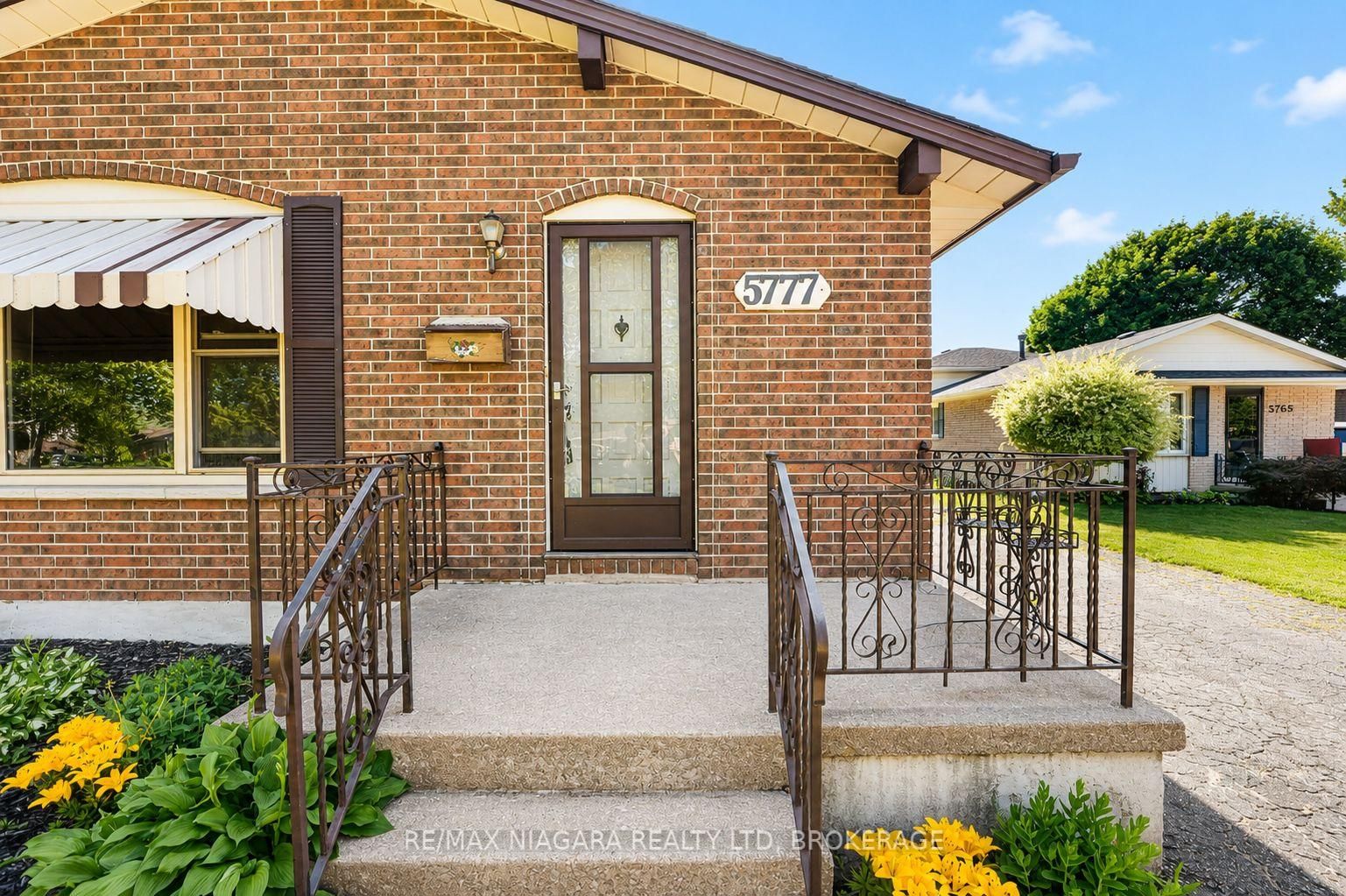 5777 Sunnylea Crescent