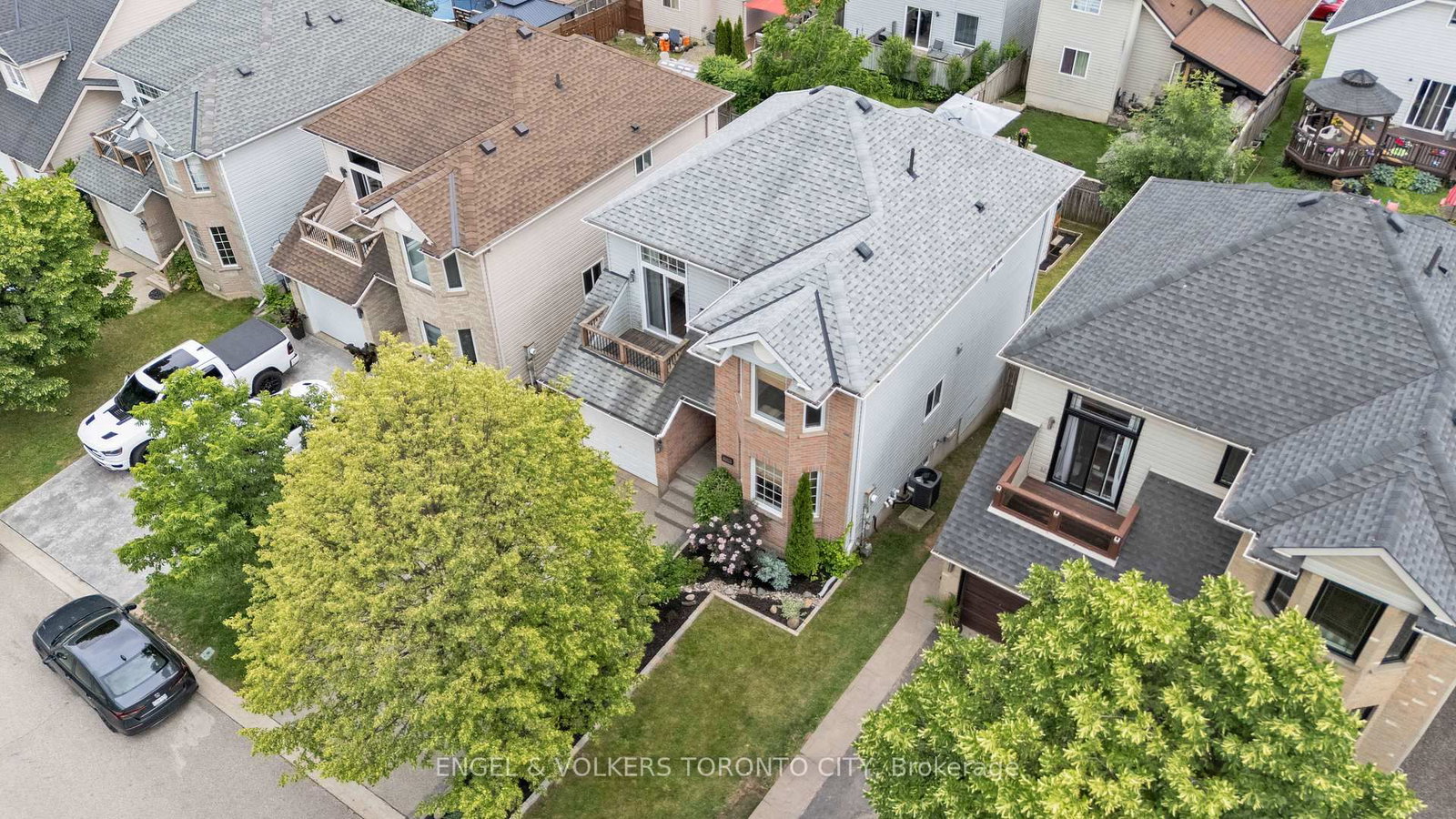 786 Hunters Gate Crescent • Woodstock, ON photo 3