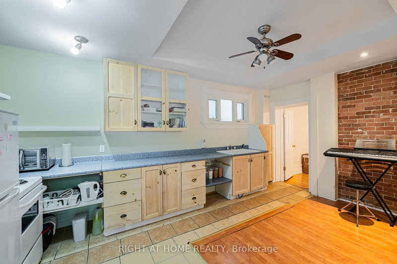 B - 220 Lyon Street N
