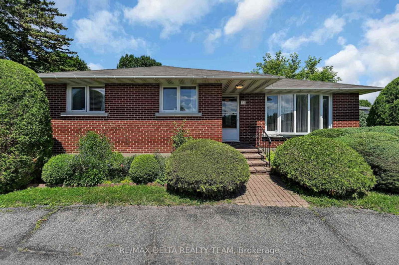 115 Meadowlands Drive W