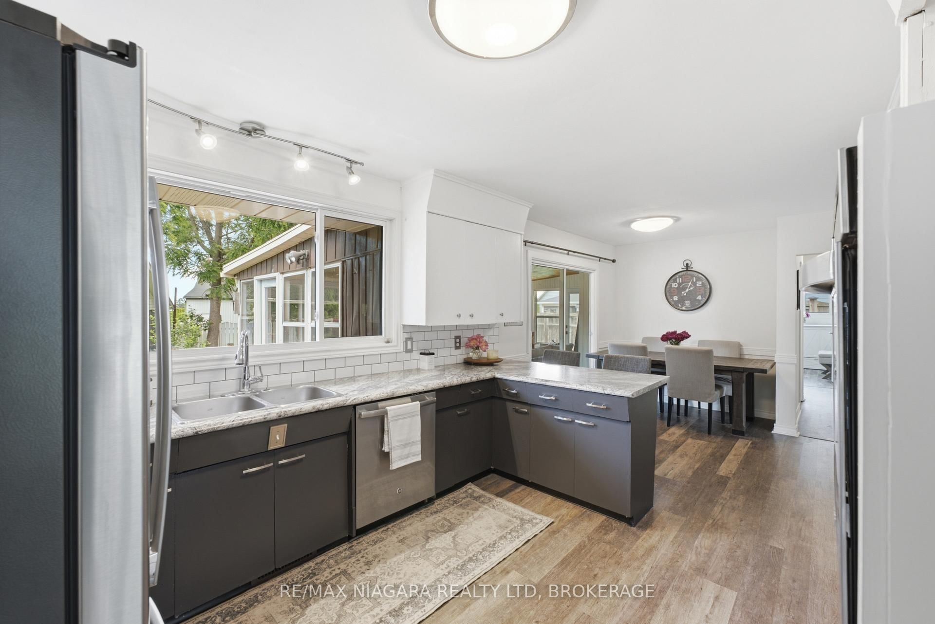 1042 Lakeshore Road W