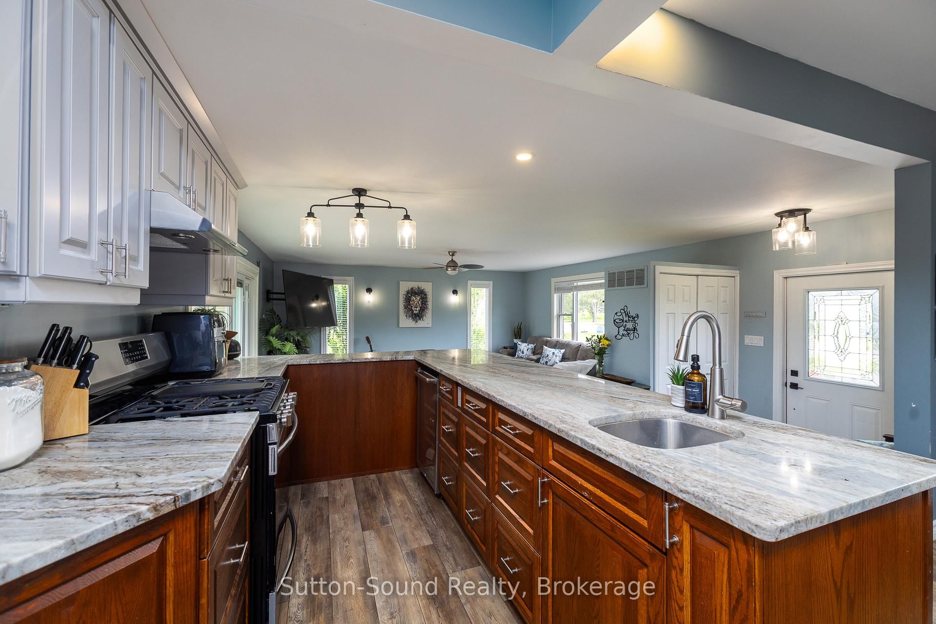 864 16th Street W