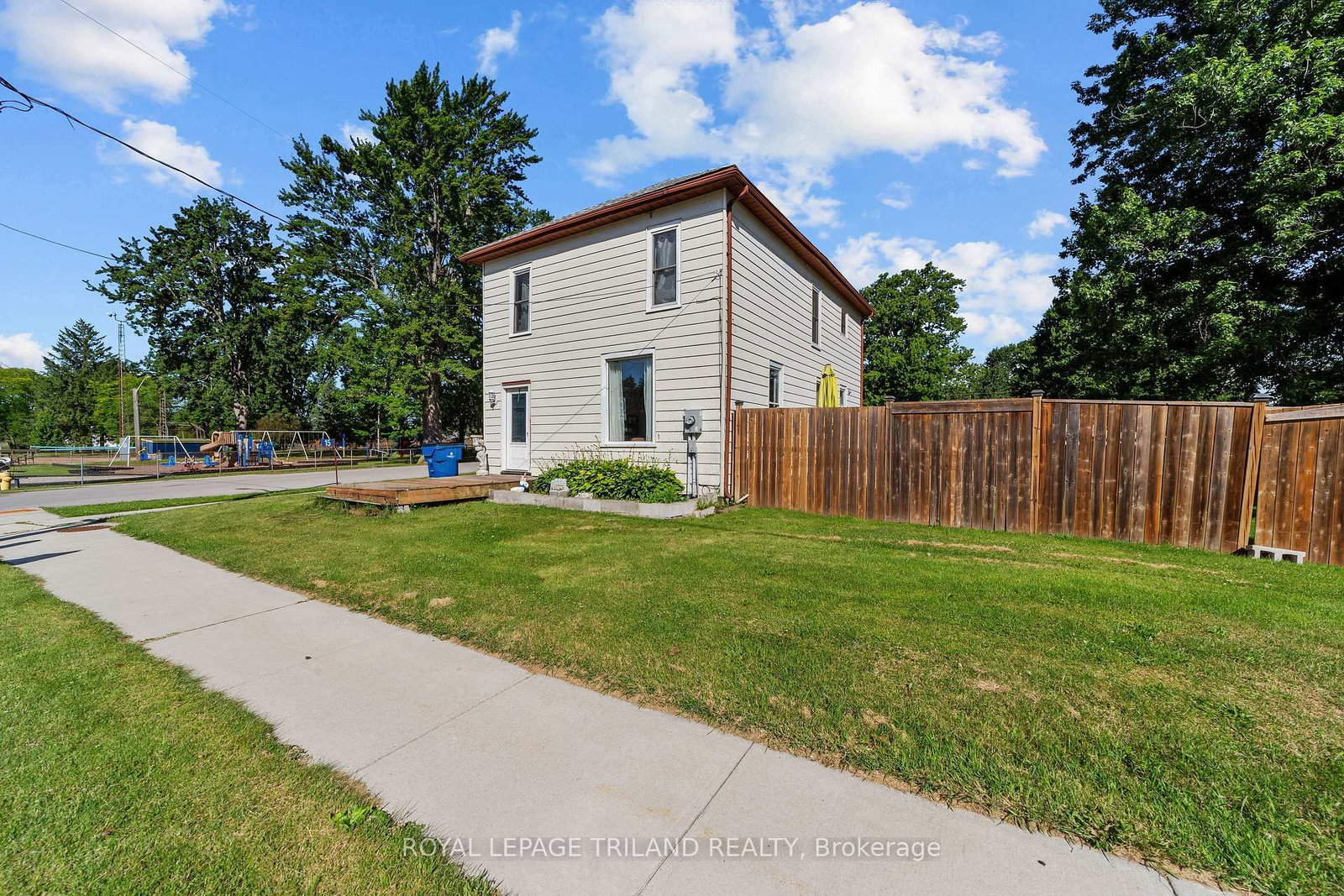 15 Dundas Street • Newbury, ON photo 8