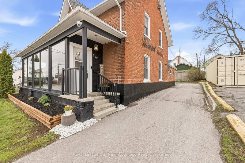 162 Dundas Street E
