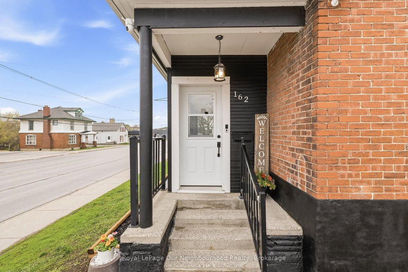 162 Dundas Street E