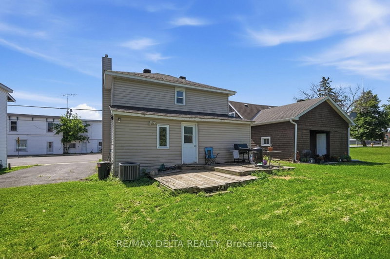 49 Lochiel Street E