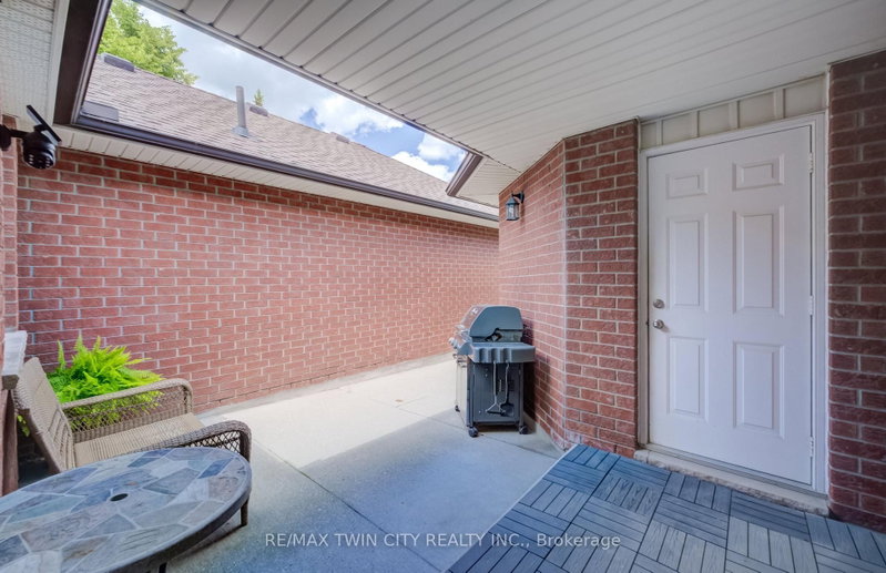 18 - 10 ISHERWOOD Avenue