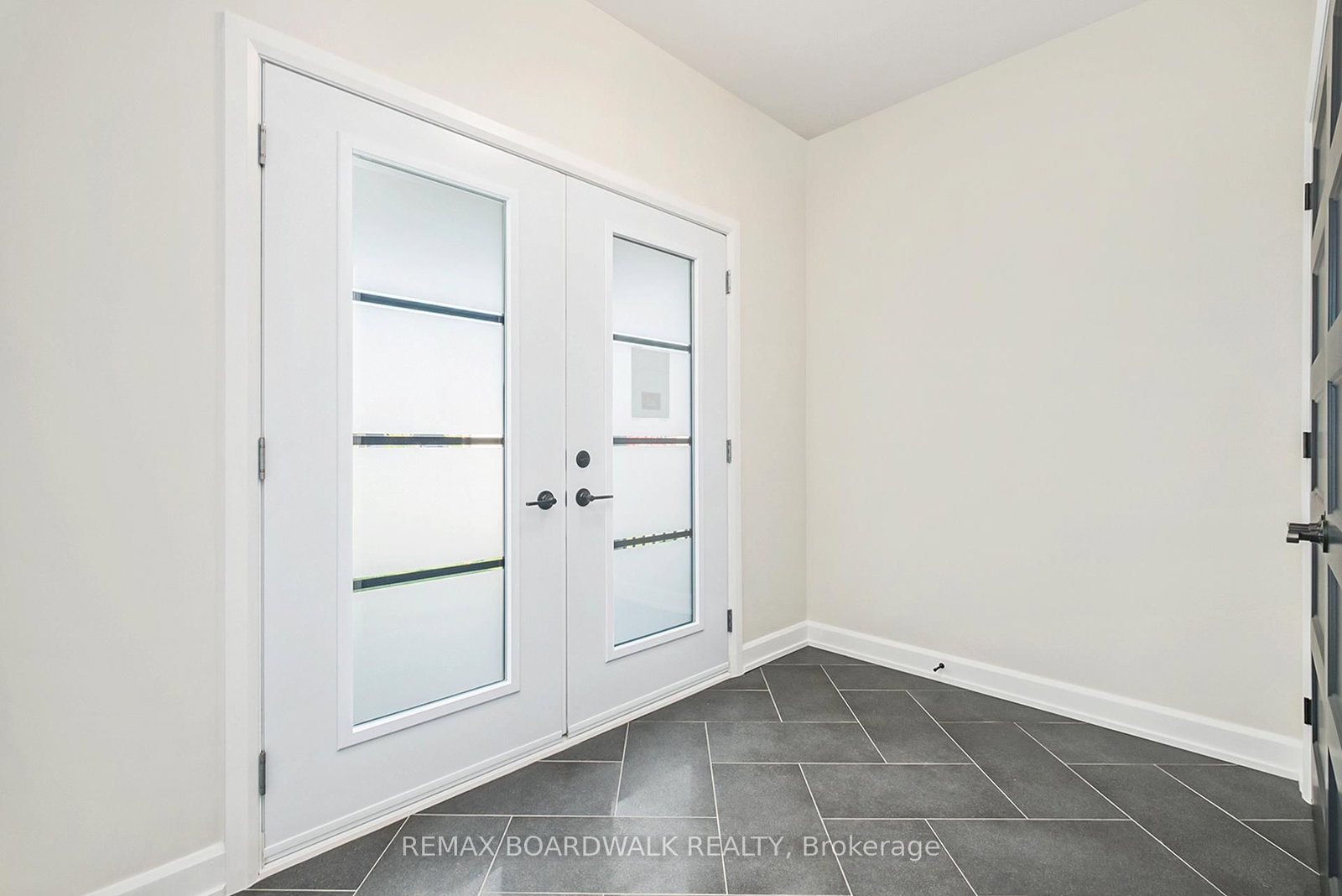 1039 CHABLIS Crescent • Russell, ON photo 2