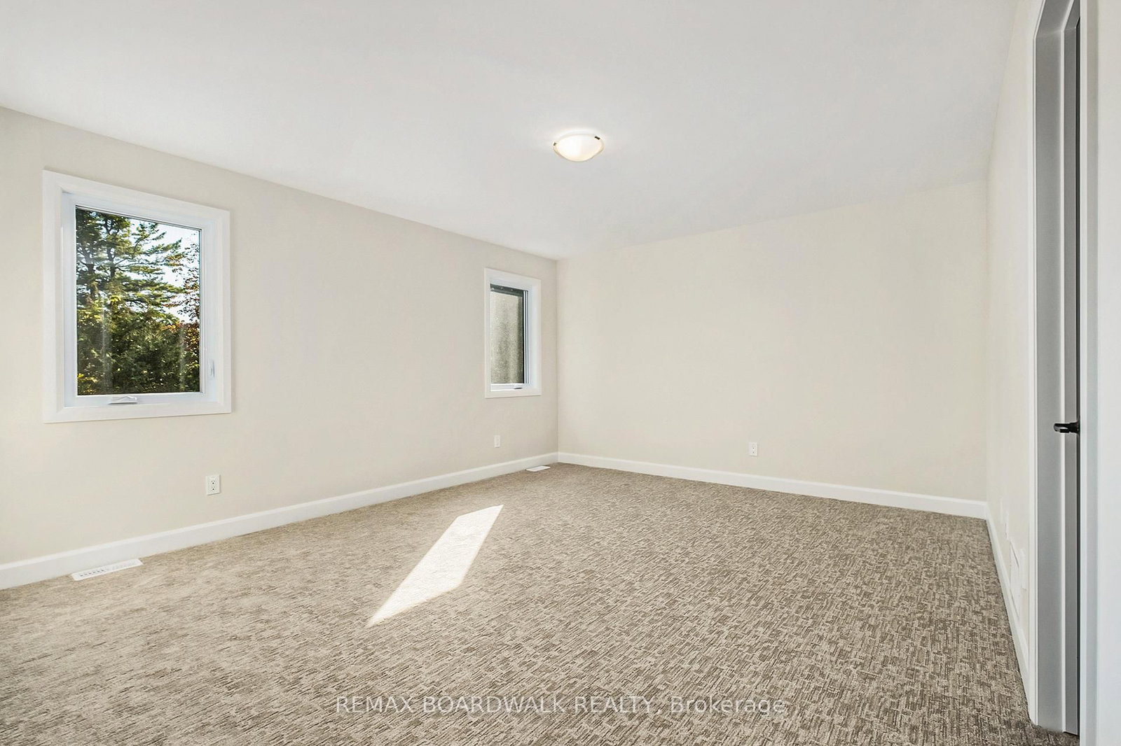 1039 CHABLIS Crescent • Russell, ON photo 9