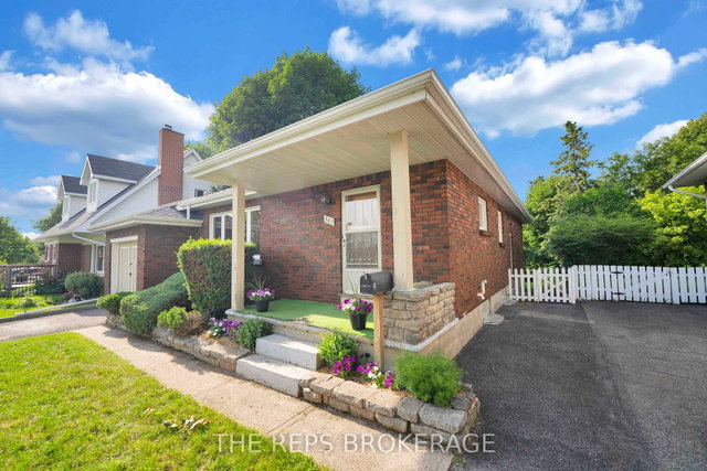 301 Knox Crescent