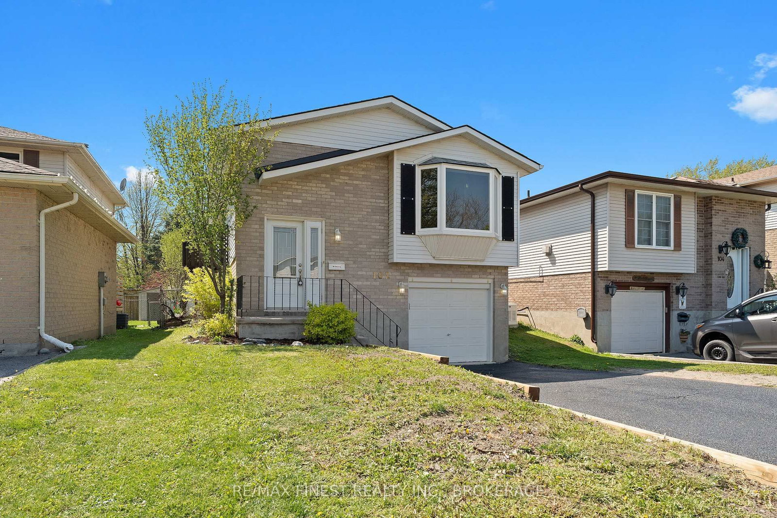 102 Grenadier Drive • Kingston, ON photo 2