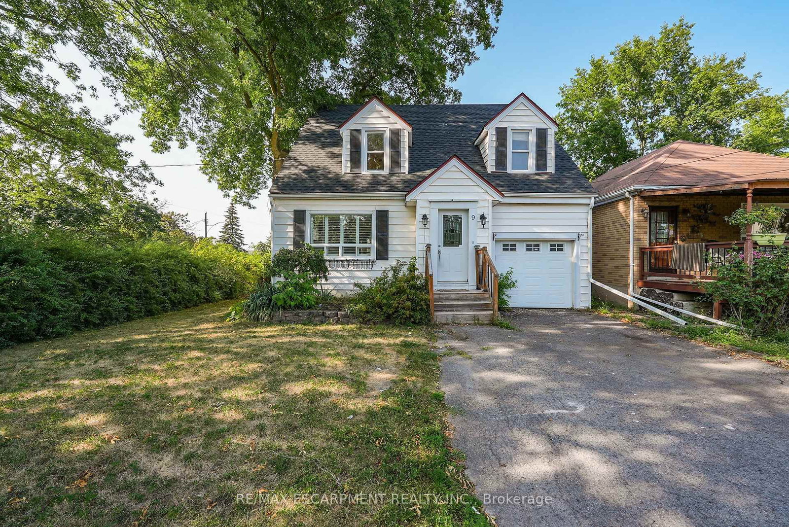 Detached House for sale at 9 Arlington Avenue, St. Catharines, Ontario, L2P 3A3 - E. Chester - MLS: X13494096