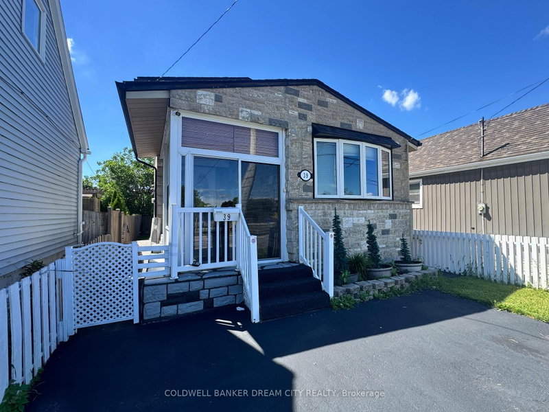 39 Reid Avenue N