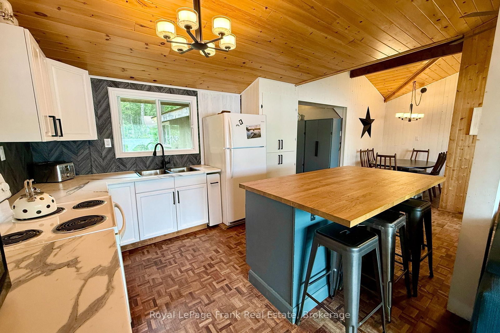 554A South McKenzie Lake Road • South Algonquin, ON photo 6