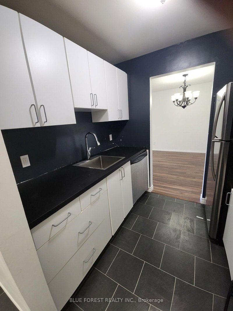 727 Deveron Cres photo 3