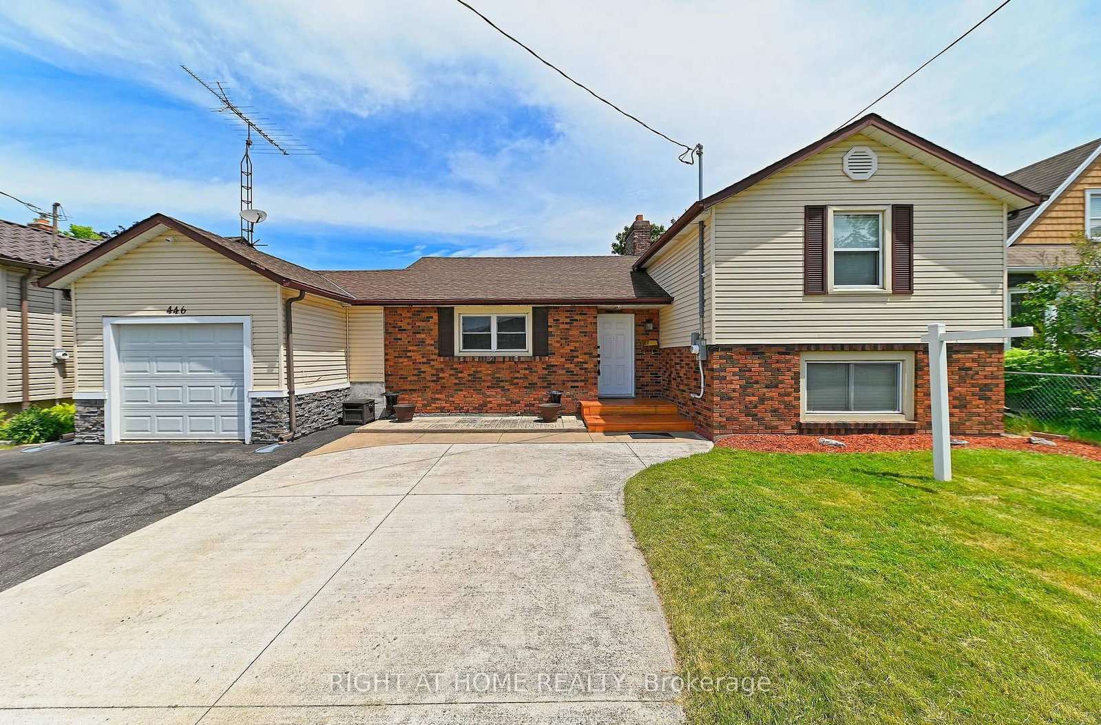 446 Geneva Street • St. Catharines, ON photo 2