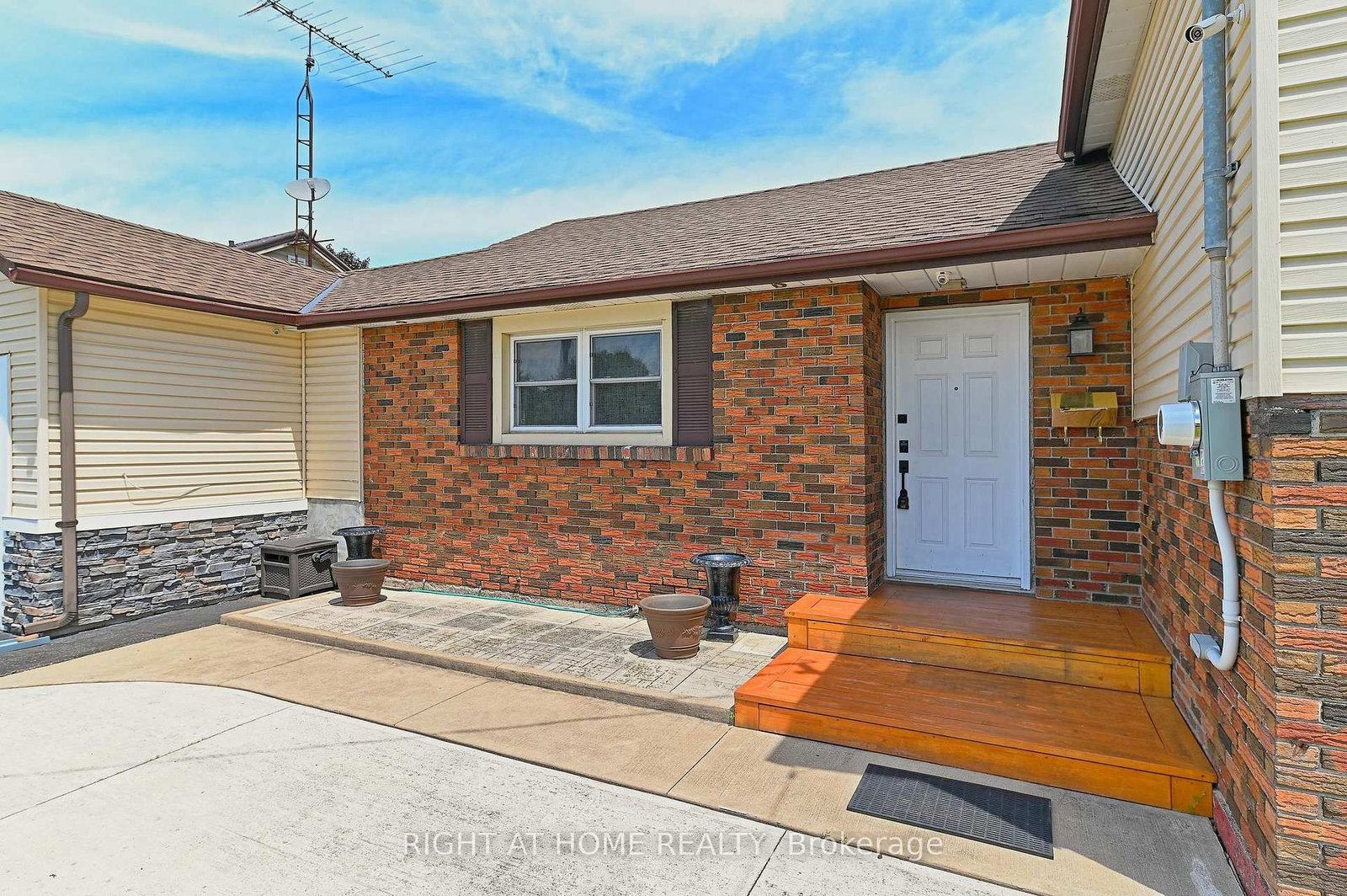 446 Geneva Street • St. Catharines, ON photo 4