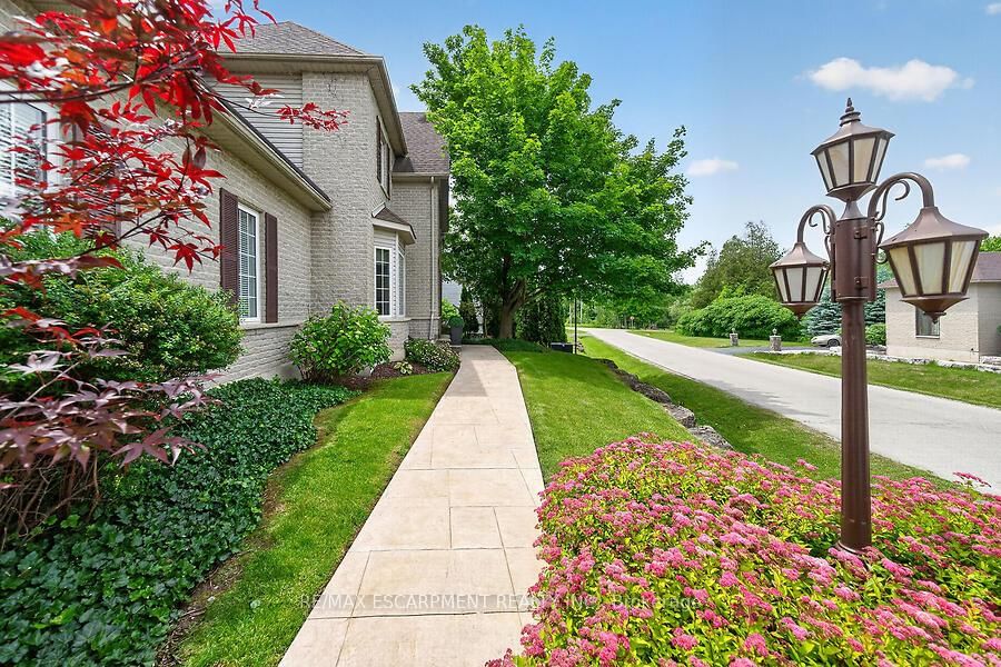 4 Valley Ridge Lane • Hamilton, ON photo 3