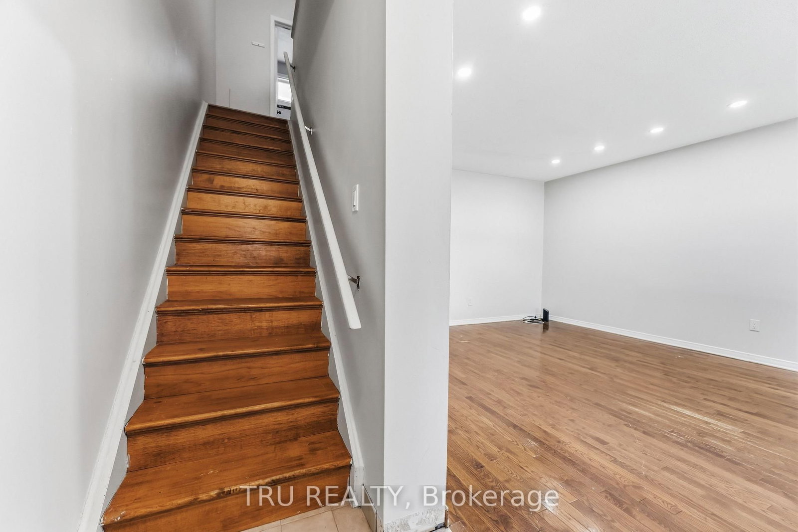 950 Meadowlands Drive • Ottawa, ON photo 10