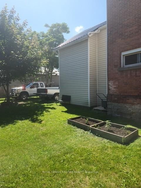89 Sydenham St E photo 4