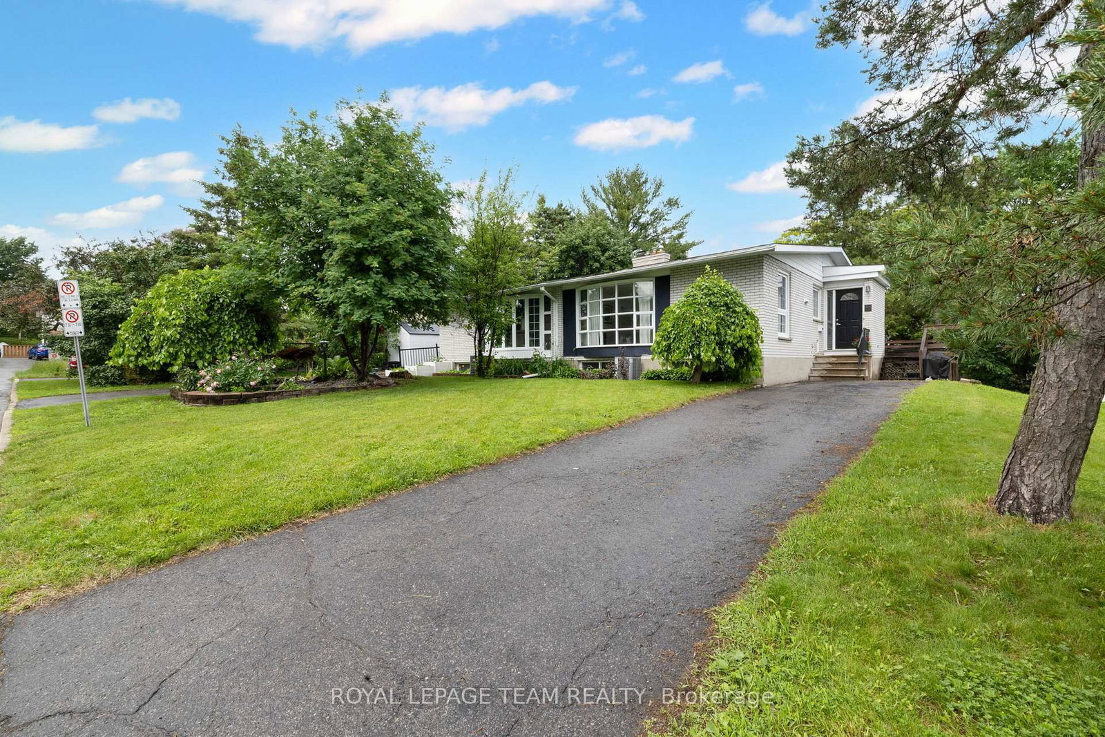 40 Woodmount Crescent • Ottawa, ON photo 2