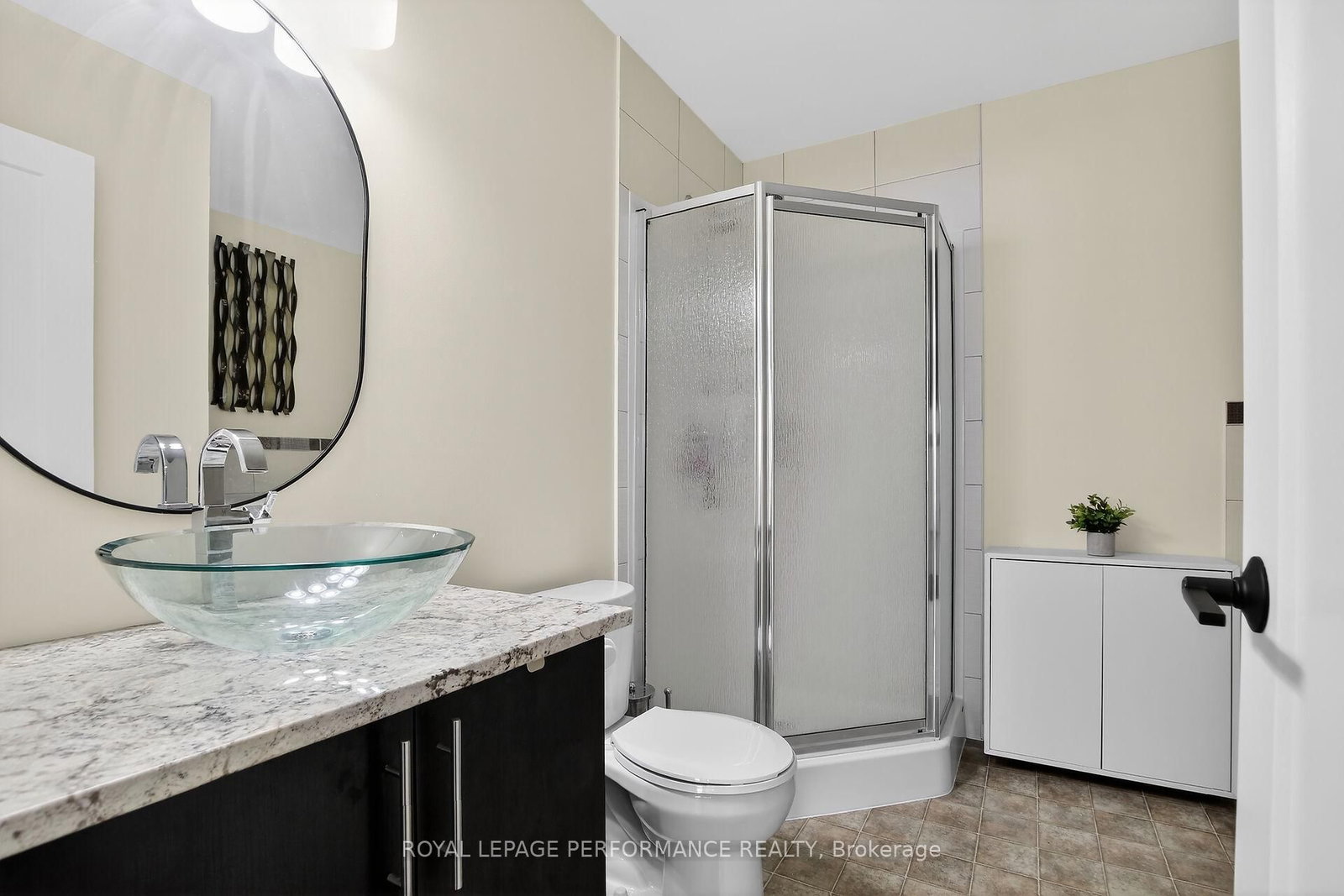135 Harthill Way • #B • Ottawa, ON photo 25