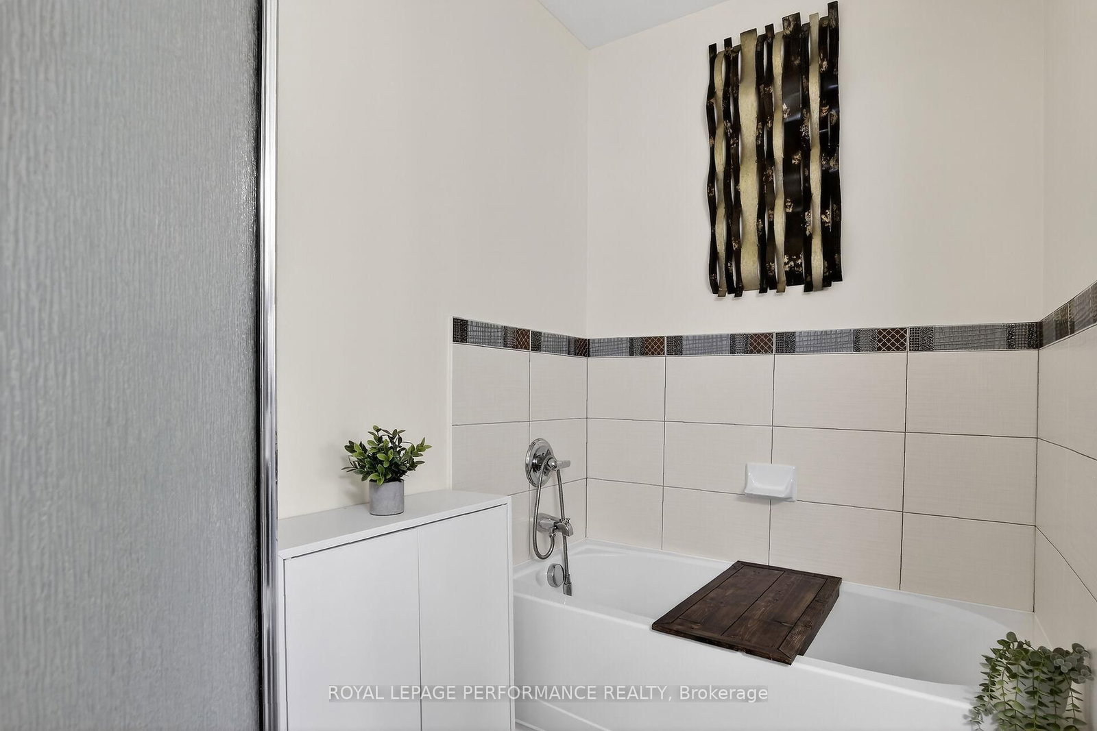 135 Harthill Way • #B • Ottawa, ON photo 27