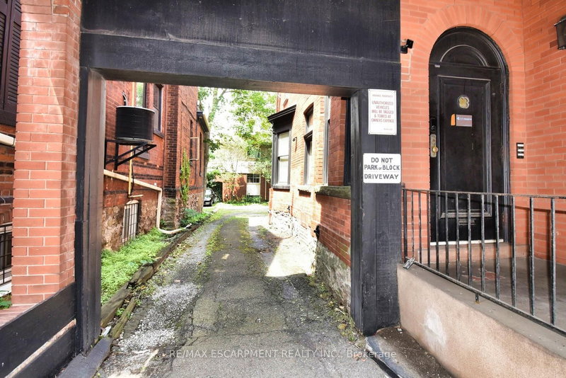 242 James St S photo 2