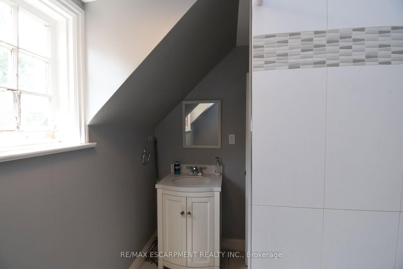 242 James St S photo 4