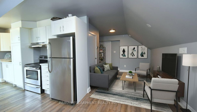 242 James St S photo 5
