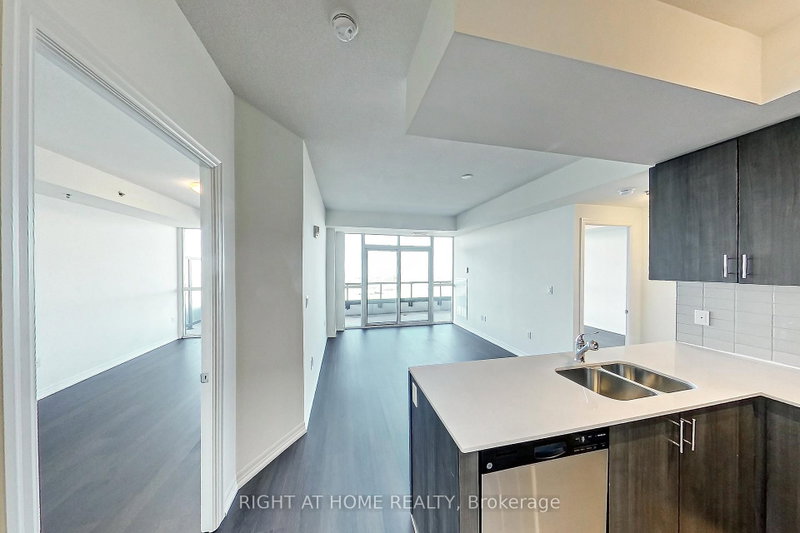 807 - 560 North Service Road