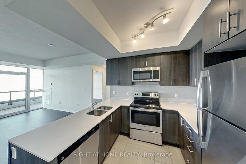 807 - 560 North Service Road