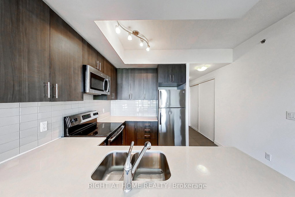 807 - 560 North Service Road 5