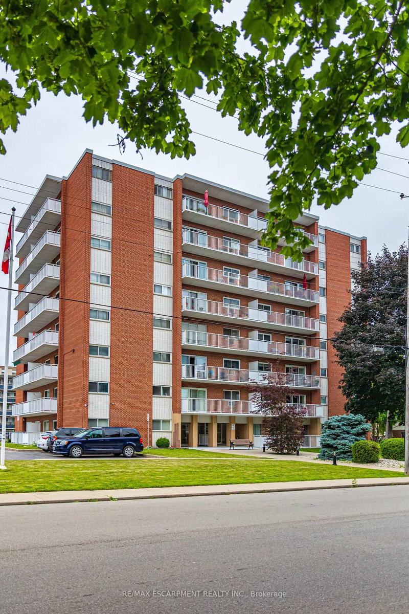 805 - 8 WOODMAN Drive S