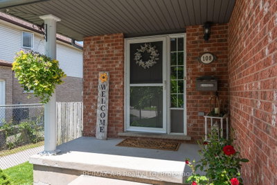108 Walsh Crescent • Stratford, ON photo 3