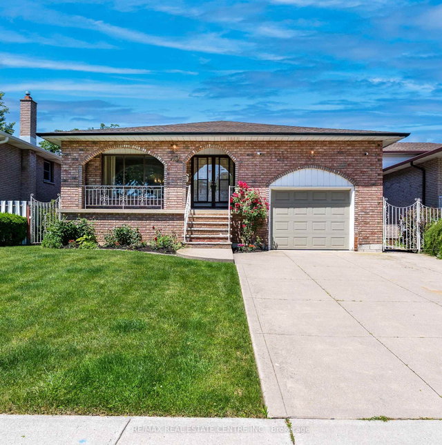 102 Markson Crescent