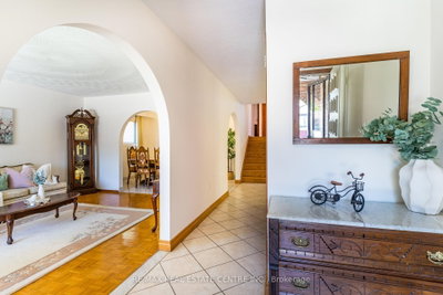 102 Markson Crescent • Hamilton, ON photo 2
