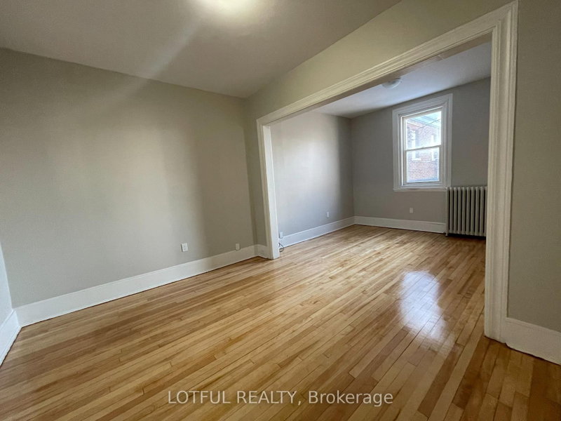 3 - 4-1/2 Russell Street E